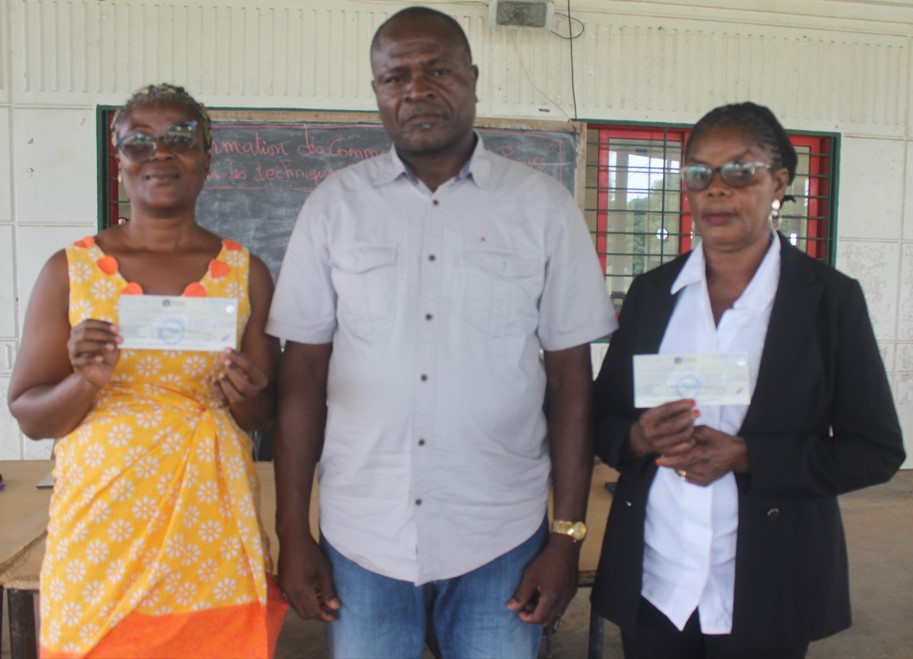 19/08/23 Grand-Lahou autonomisation des actrices de la filière pêche :, le président Segui Michel, fait offre 2 chèques d’une valeur d’un million de FCFA aux coopératives des mareyeuses